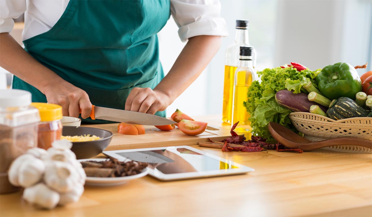 A Food Handler Cooks Ham And Correctly Cools