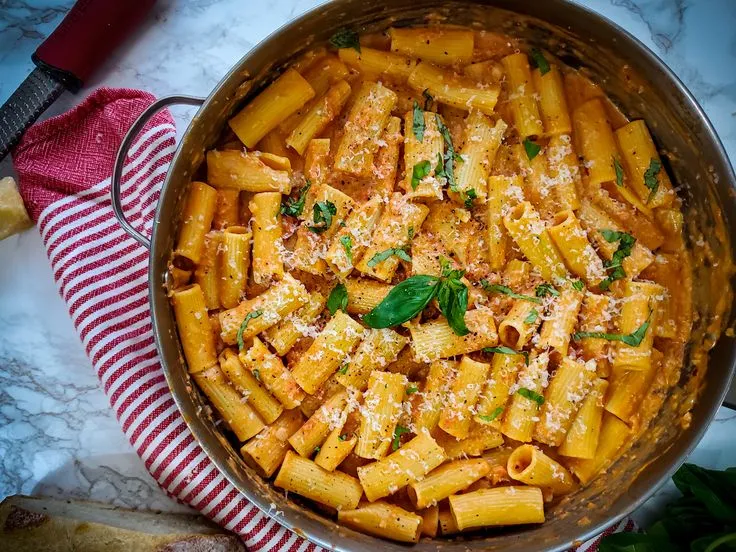 Why This Cheesecake Factory Spicy Rigatoni Vodka Recipe Is So Delicious